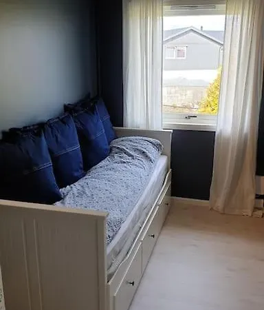 Feriehus Enebolig Med Sentral Beliggenhet Og Gjestehus