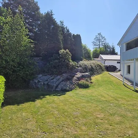 Prázdninový dům Enebolig Med Sentral Beliggenhet Og Gjestehus Arendal
