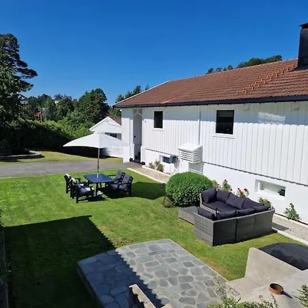 Enebolig Med Sentral Beliggenhet Og Gjestehus * Arendal