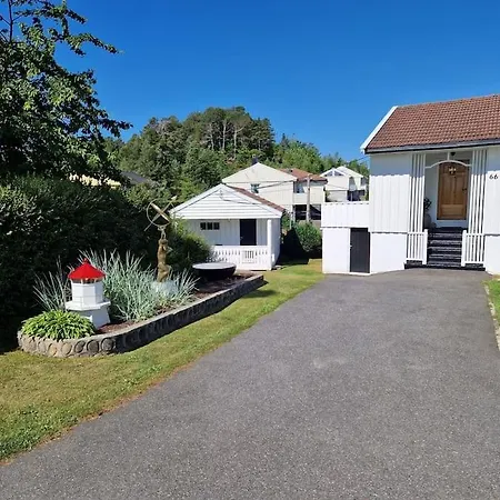 Enebolig Med Sentral Beliggenhet Og Gjestehus Feriehus
