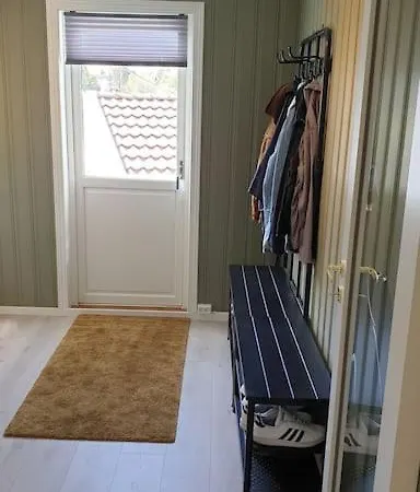 Enebolig Med Sentral Beliggenhet Og Gjestehus Feriehus *