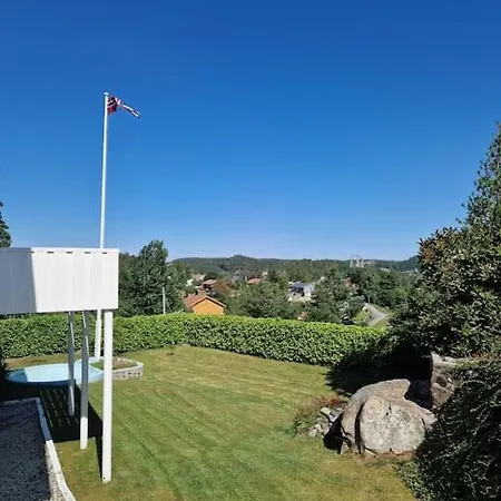 Enebolig Med Sentral Beliggenhet Og Gjestehus Feriehus *