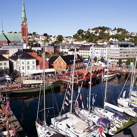 Enebolig Med Sentral Beliggenhet Og Gjestehus * Arendal